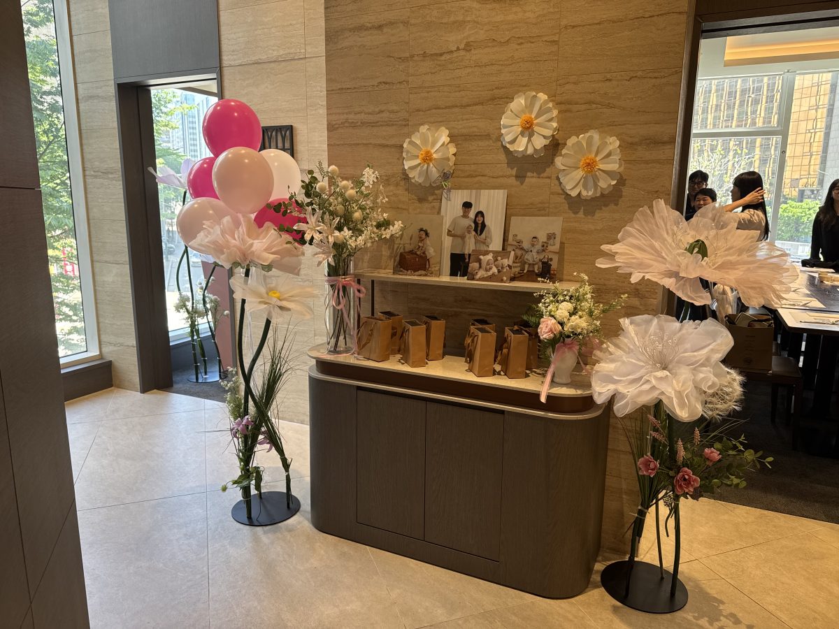 Dol table decor and family photo area for a first birthday celebration