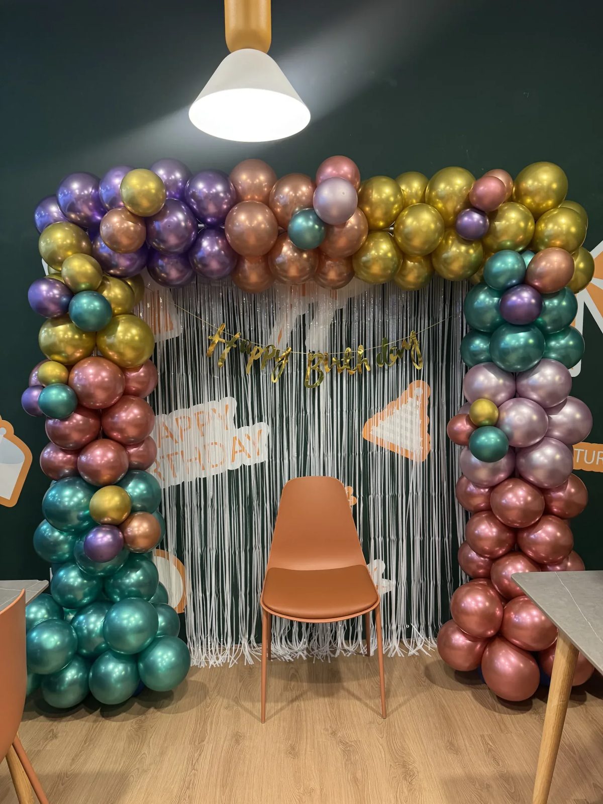키즈카페 파티룸에 설치한 어린이 생일 풍선장식과 포토존